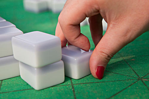 打麻将庄家开局牌数揭秘：14张！抓牌流程+色子点数计算，新手一看就会