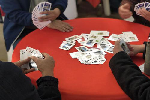 掼蛋抗贡之后谁先出牌？