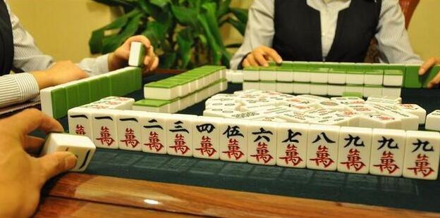 玩真人麻将，碰牌应该是牌都碰吗？